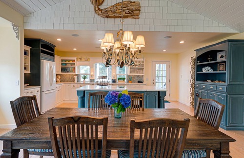 Gold Beach Casa | Garden by the Sea- Walk to the Beach/SPA/Sleeps 8