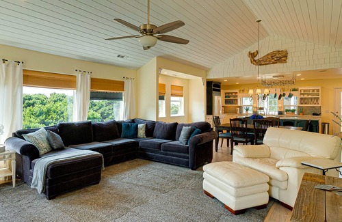Gold Beach Casa | Garden by the Sea- Walk to the Beach/SPA/Sleeps 8