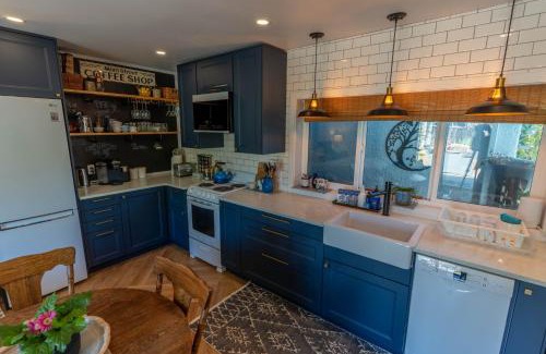 Saanich East Casa | Garden Cottage and Bunkie at Horner Park