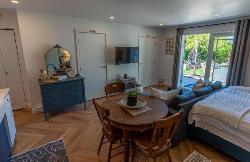 Saanich East Casa | Garden Cottage and Bunkie at Horner Park