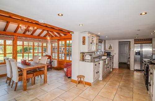 Loversall Cabaña | GARDEN COTTAGE, pet friendly, character holiday cottage in Doncaster