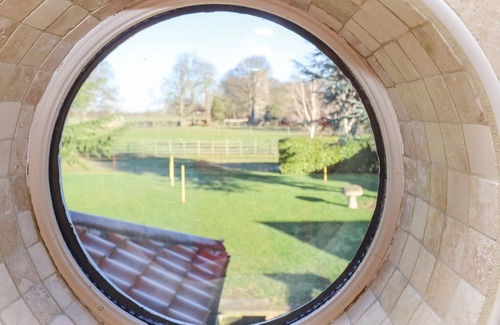Loversall Cabaña | GARDEN COTTAGE, pet friendly, character holiday cottage in Doncaster