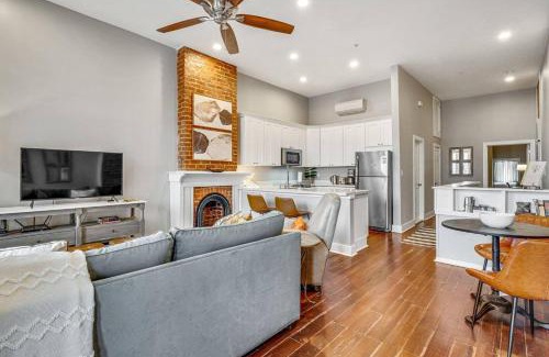 Lower Garden District Casa | Garden Dist Condo Festival Season Balcony