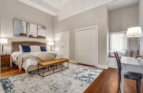 Lower Garden District Casa | Garden Dist Condo Festival Season Balcony