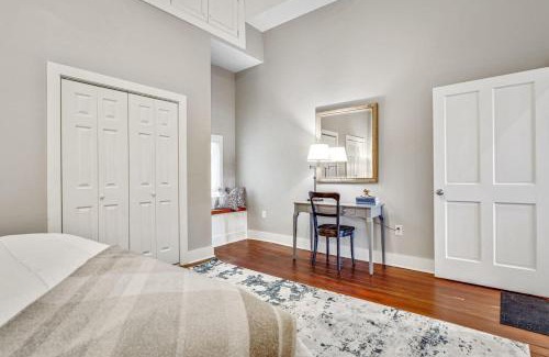 Lower Garden District Casa | Garden Dist Condo Festival Season Balcony
