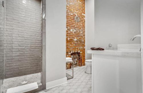 Lower Garden District Casa | Garden Dist Condo Festival Season Balcony