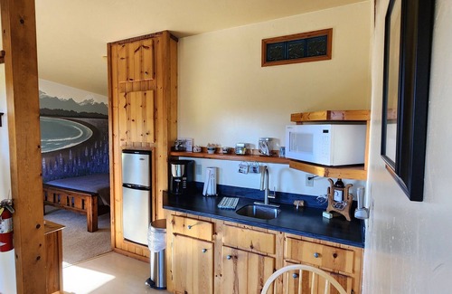 Kachemak Apartamento | Garden Getaway at Bear Creek Winery, w/ fire pit, koi pond, and hot tub