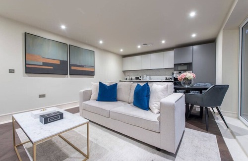 Chigwell Apartamento | Garden Haven: Luxe 1BR 1BA Chigwell Retreat