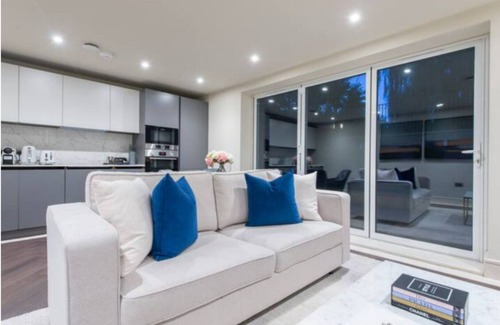 Redbridge Apartamento | Garden Haven: Luxe 1BR 1BA Chigwell Retreat