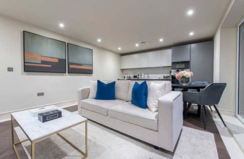 Redbridge Apartamento | Garden Haven: Luxe 1BR 1BA Chigwell Retreat