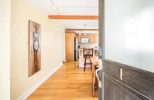 Historic Downtown Savannah Apartamento | Quédese con Lucky Savannah: ¡Hogar en el jardín en Jones Street, frente a Clary's!