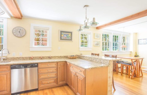 Historic Downtown Savannah Apartamento | Quédese con Lucky Savannah: ¡Hogar en el jardín en Jones Street, frente a Clary's!