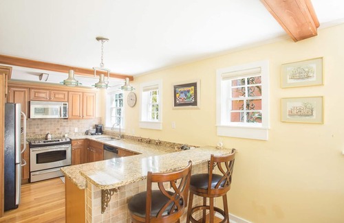 Historic Downtown Savannah Apartamento | Quédese con Lucky Savannah: ¡Hogar en el jardín en Jones Street, frente a Clary's!