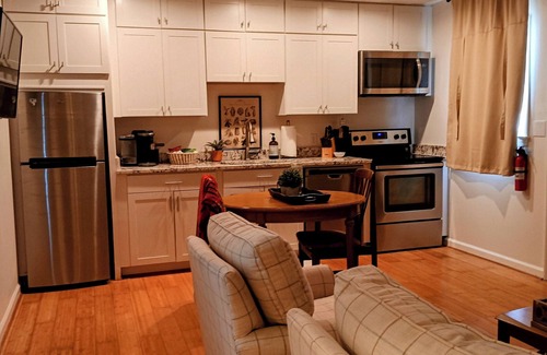 Metropolitan Cabaña | Garden House in Historic Savannah, walk to dining, music, shops - 30 day minimum