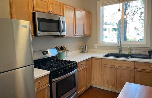 Middletown Cabaña | Garden house with gas fireplace