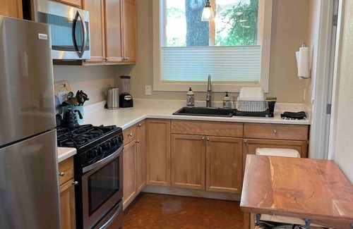 Middletown Cabaña | Garden house with gas fireplace