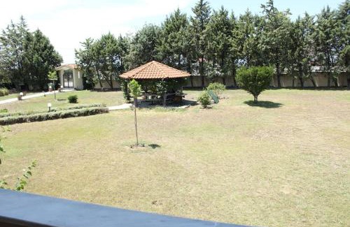 Nea Propontida Apartamento | Garden house with stunning views