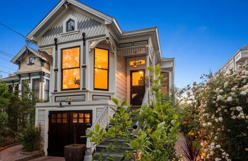West Alameda Casa | Garden Level Flat in 1885 Queen Anne Victorian Cottage in Alameda