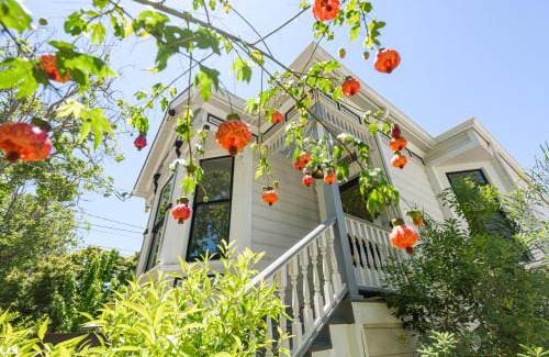 West Alameda Casa | Garden Level Flat in 1885 Queen Anne Victorian Cottage in Alameda