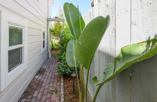 West Alameda Casa | Garden Level Flat in 1885 Queen Anne Victorian Cottage in Alameda