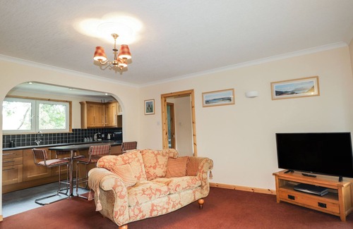 Marybank Cabaña | GARDEN LODGE, family friendly, with a garden in Marybank