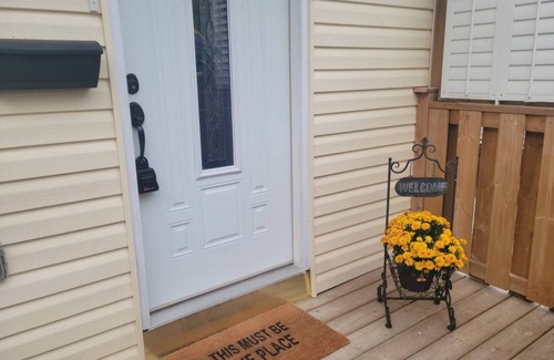 Alcona Apartamento | Garden Oasis 2Bed Private Apt. - Walk to Lake Simcoe!