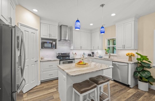 Arlington Park Casa | Garden Oasis 3BR near Downtown | Minutes to Siesta & Lido | Dog OK | Screened Lanai | Grill | Office