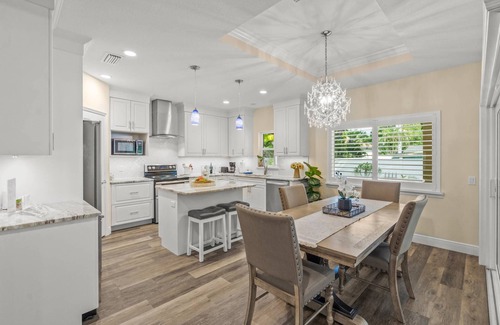 Arlington Park Casa | Garden Oasis 3BR near Downtown | Minutes to Siesta & Lido | Dog OK | Screened Lanai | Grill | Office