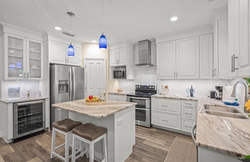 Arlington Park Casa | Garden Oasis 3BR near Downtown | Minutes to Siesta & Lido | Dog OK | Screened Lanai | Grill | Office