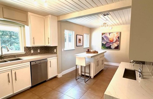Carmichael Casa | Garden Oasis Contemporary Condo
