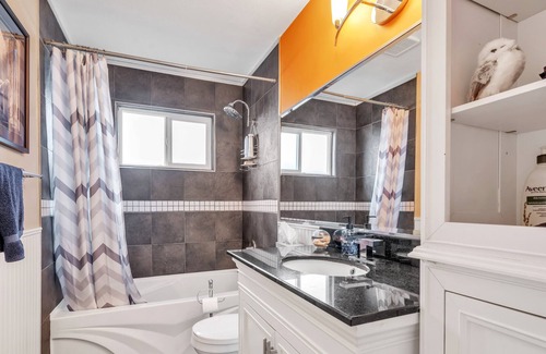 Riley Park Apartamento | Garden Oasis Suite Near Popular Main Street 1 Bedroom Apts by Redawning