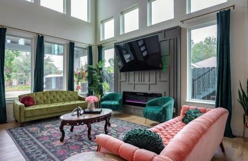 OST - South Union Casa | Garden of Eden Downtown Getaway - Hot Tub, Game Room, Neon Vibes