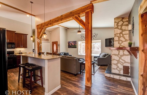West Colorado Springs Casa | ☃ Mtn Dream! ❄ Chimenea, patio y bañera de hidromasaje | 4BR