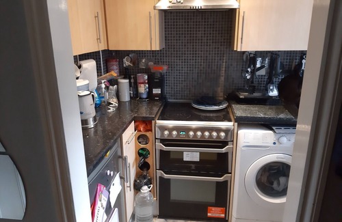 Broadbridge Heath Casa | Garden-parking-3 Guests-wifi-20minsgatwick