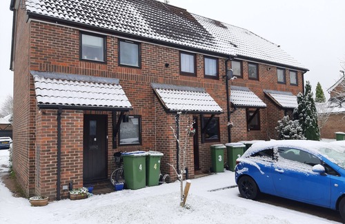Broadbridge Heath Casa | Garden-parking-3 Guests-wifi-20minsgatwick