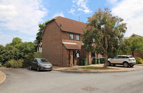 Broadbridge Heath Casa | Garden-parking-3 Guests-wifi-20minsgatwick