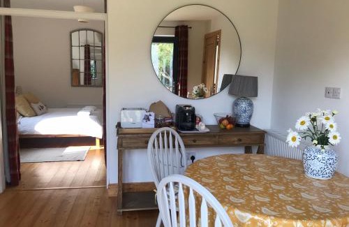 Inverness Apartamento | Garden Retreat - City Central Quiet Garden Apartment with Free Parking