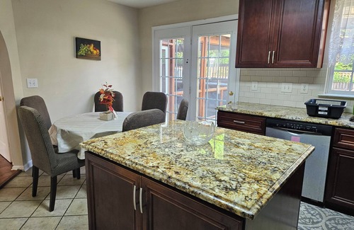 Apex Casa | Garden Retreat close to Jordan Lake-Screened porch-fenced backyard-large deck