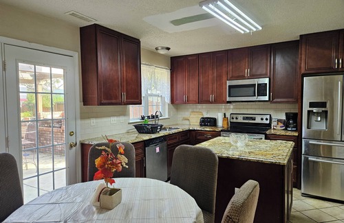 Apex Casa | Garden Retreat close to Jordan Lake-Screened porch-fenced backyard-large deck