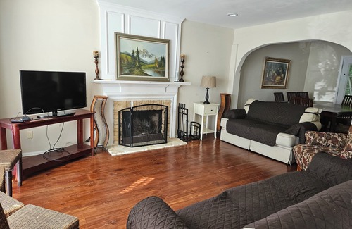 Apex Casa | Garden Retreat close to Jordan Lake-Screened porch-fenced backyard-large deck