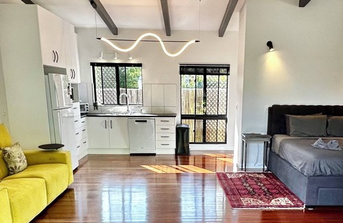 Freshwater Cabaña | Garden Retreat with Pool - fully detached Studio