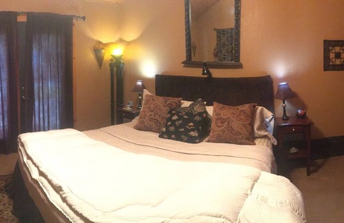 Weaverville Casa | Garden Room 2 pp King Bed in the Carriage House very private