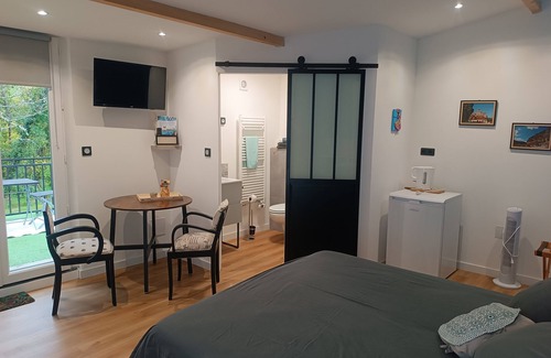 Journiac Cama Y Desayuno | Garden side, guest room and private terrace with wooded view