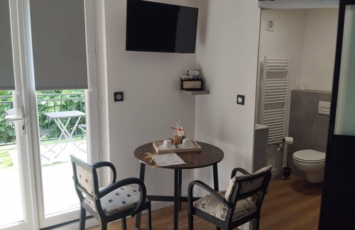 Journiac Cama Y Desayuno | Garden side, guest room and private terrace with wooded view