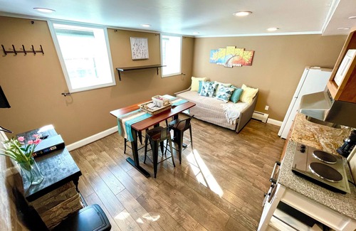 Medford Apartamento | Garden Studio, access to I-93 to Airport, Tufts U, Hiking & Chevalier Theater.