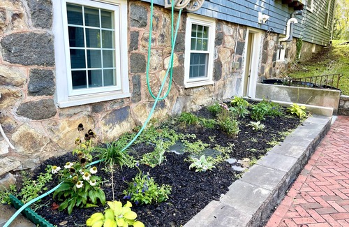 Medford Apartamento | Garden Studio, access to I-93 to Airport, Tufts U, Hiking & Chevalier Theater.