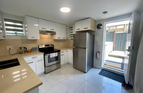 New Westminster Casa | Garden Suite 2-Bed/ 1-Bath can be Interconnected with additional Suite