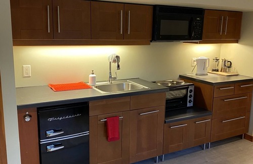Bowen Island Casa | Garden suite at Casa Helena pet friendly Lisence#00000705