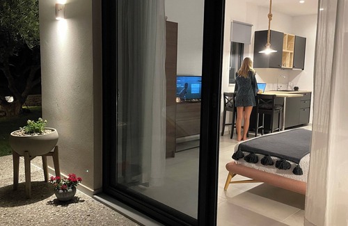 Laganas Apartamento | Garden Suite, Beautiful Seaview - Close to Beach