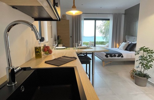 Laganas Apartamento | Garden Suite, Beautiful Seaview & Close to Beach
